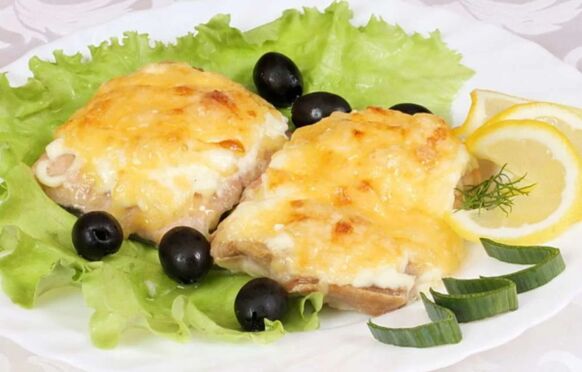 Küpsetatud kala juustuga on maitsev ja tervislik roog Vahemere dieedi menüüs. 